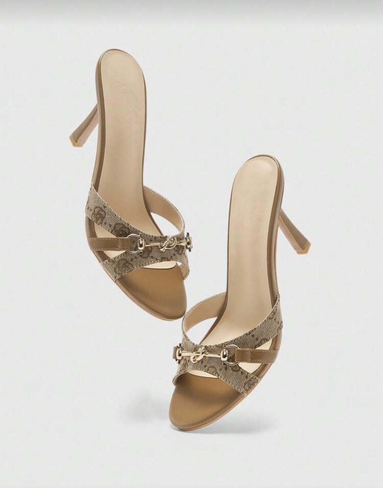 Sandales à talons hauts avec boucle dorée