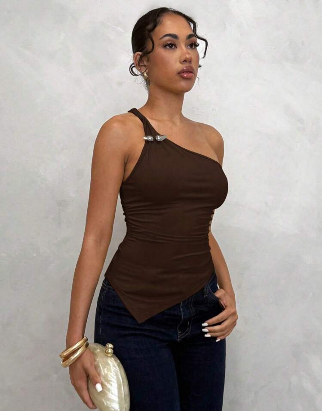 Glamine Top égalant à une épaule avec une bouclé métallique