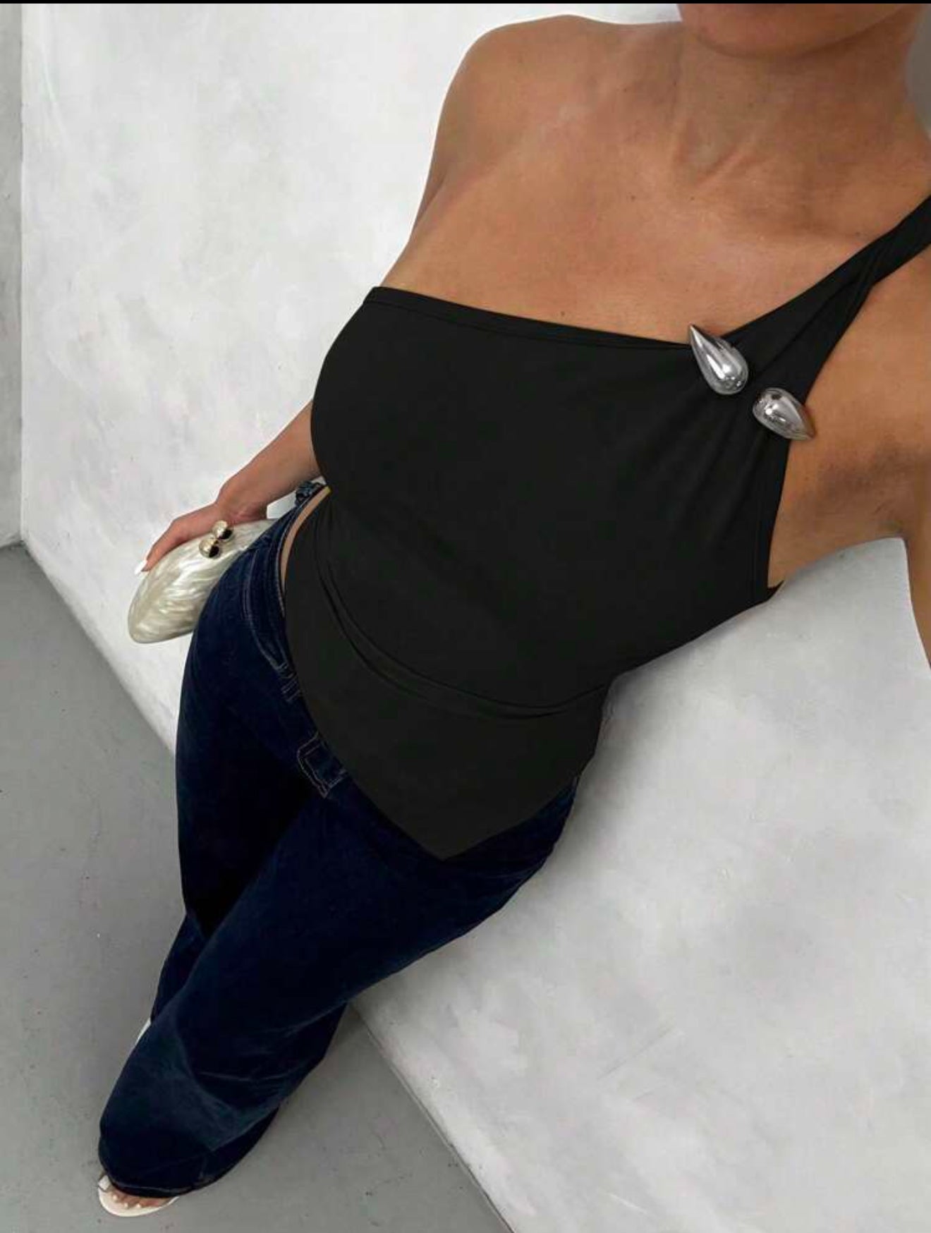 Glamine Top égalant à une épaule avec une bouclé métallique