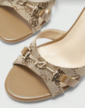 Sandales à talons hauts avec boucle dorée