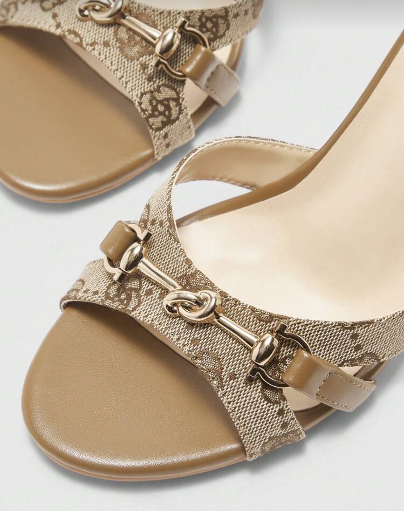 Sandales à talons hauts avec boucle dorée